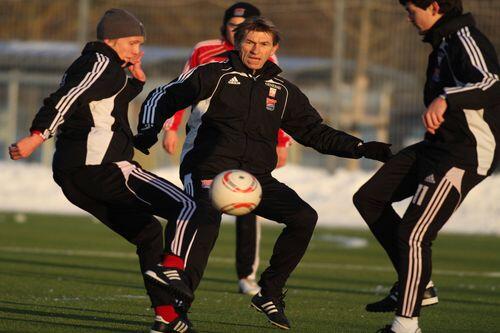 Hachings Trainer Klaus Augenthaler (Mitte) gegen Michael Vitzthum (l.) und Jonas Hummels.
