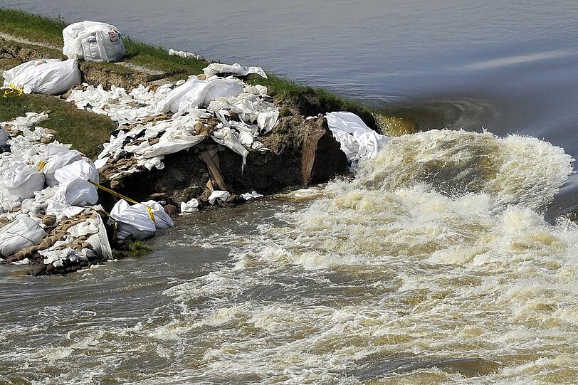 Ein Deichbruch überflutet am 11.06.2013 das Dorf Fischbeck (Sachsen-Anhalt).