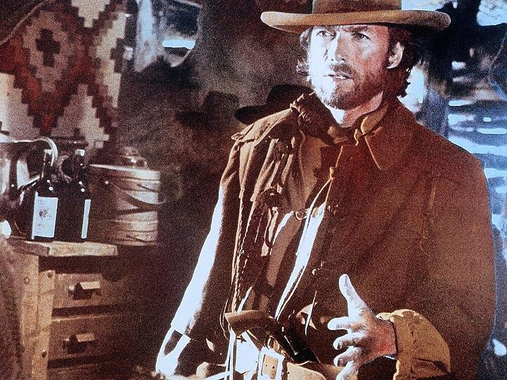 Auch im Western-Genre landet Eastwood Riesenhits. Neben "Für eine Handvoll Dollar" (1964) oder "Hängt ihn höher" (1968) zeigt er auch in "Der Texaner" (1975) seine Cowboy-Qualitäten.