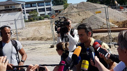 Polizeisprecher Marcus Da Gloria Martins informiert über den aktuellen Stand der Ermittlungen nach der Schießerei am S-Bahnhof Unterföhring.