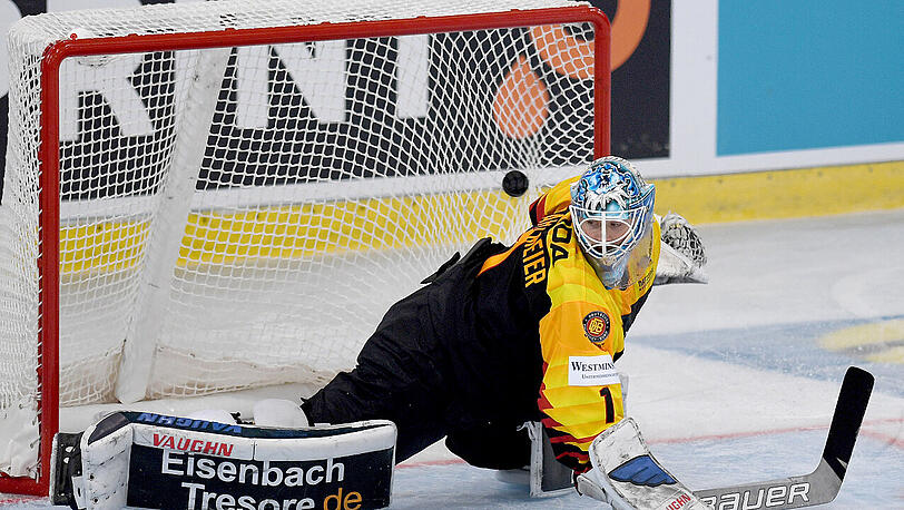 Deutschlands Torhüter Dustin Strahlmeier kann den Treffer zum 1:1 nicht verhindern.