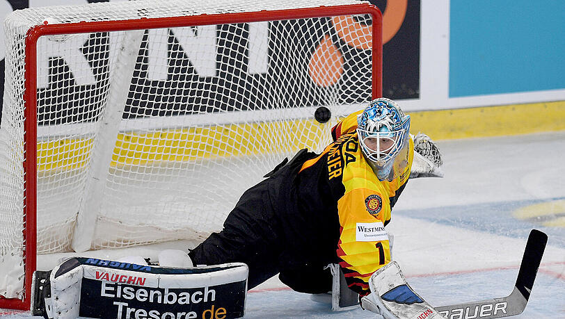 Deutschlands Torhüter Dustin Strahlmeier kann den Treffer zum 1:1 nicht verhindern. Deutschlands Torhüter Dustin Strahlmeier kann den Treffer zum 1:1 nicht verhindern.