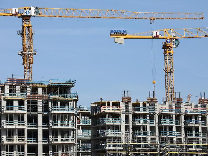Kräne auf einer Baustelle für Wohnhäuser in Hamburg. Das Baugewerbe verzeichnet derzeit viele Aufträge.