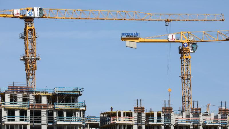 Kräne auf einer Baustelle für Wohnhäuser in Hamburg. Das Baugewerbe verzeichnet derzeit viele Aufträge. Kräne auf einer Baustelle für Wohnhäuser in Hamburg. Das Baugewerbe verzeichnet derzeit viele Aufträge.