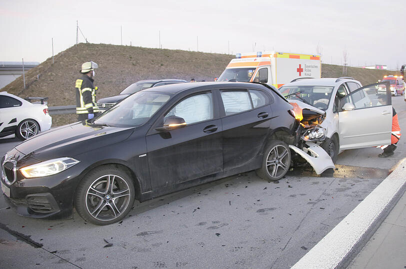 Die Feuerwehr Dorfen und die Autobahnmeisterei Ampfing mussten die  Fahrbahn in Richtung München für etwa zwei  Stunden komplett sperren.