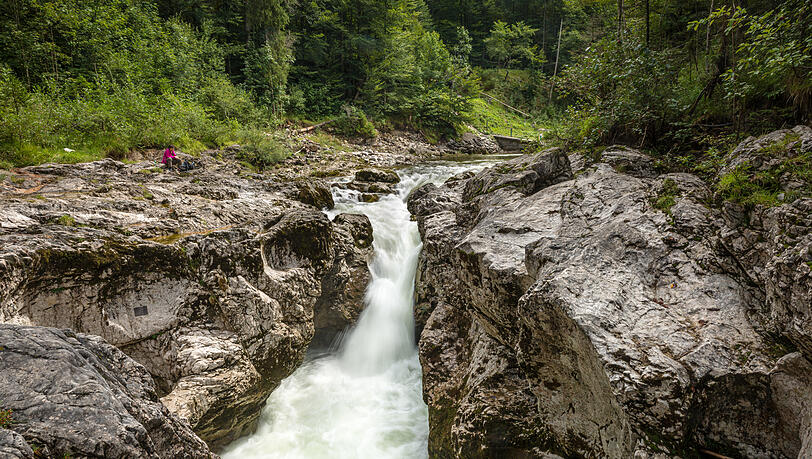 Ein 15-jähriger Münchner stirbt bei einem Ausflug in die Walchenklamm.  (Symbolbild)