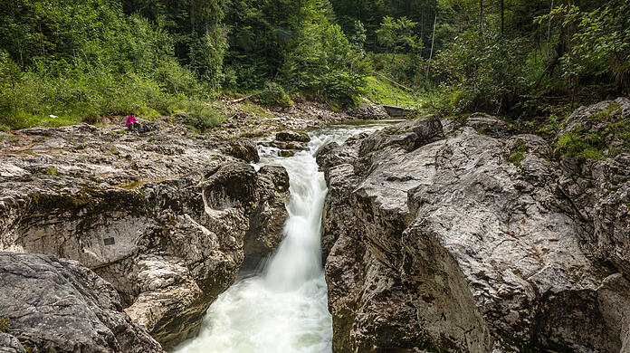 Ein 15-jähriger Münchner stirbt bei einem Ausflug in die Walchenklamm.  (Symbolbild)