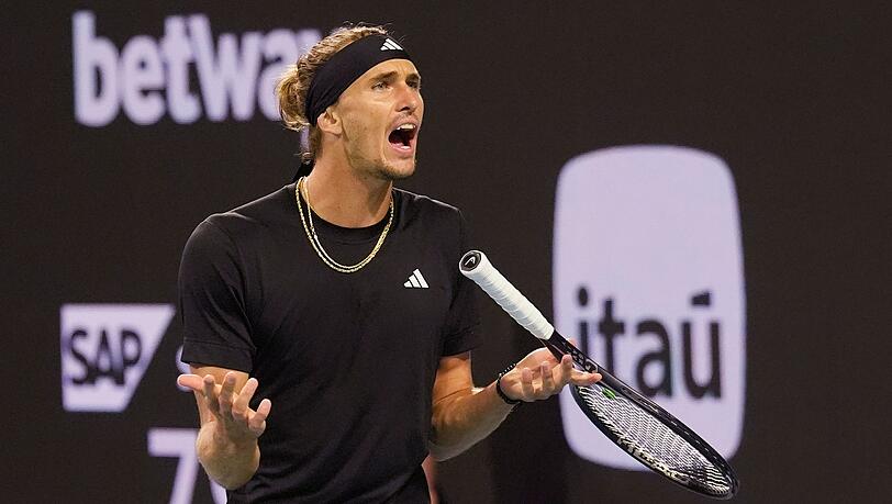 Alexander Zverev reagiert auf einen verpassten Punkt.