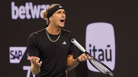 Alexander Zverev reagiert auf einen verpassten Punkt.
