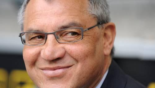Grinst sich eins: Wolfsburgs Trainer-Manager Felix Magath. Grinst sich eins: Wolfsburgs Trainer-Manager Felix Magath.