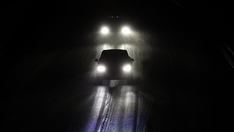Autos am Donnerstagabend auf der Autobahn A96 in Schwaben.