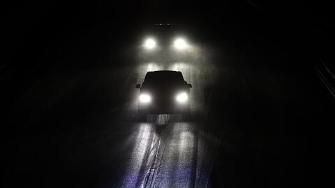 Autos am Donnerstagabend auf der Autobahn A96 in Schwaben.