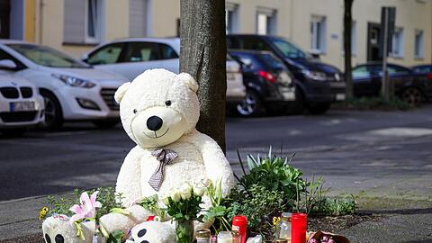 Trauernde gedachten am Sonntag in Witten der Opfer.