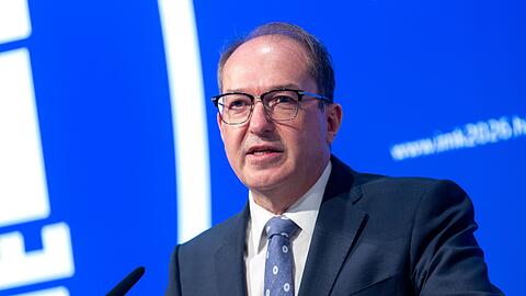 Bundesinnenminister Alexander Dobrindt (CSU) will deutlich mehr Abschiebungen nach Afghanistan. (Archivbild)