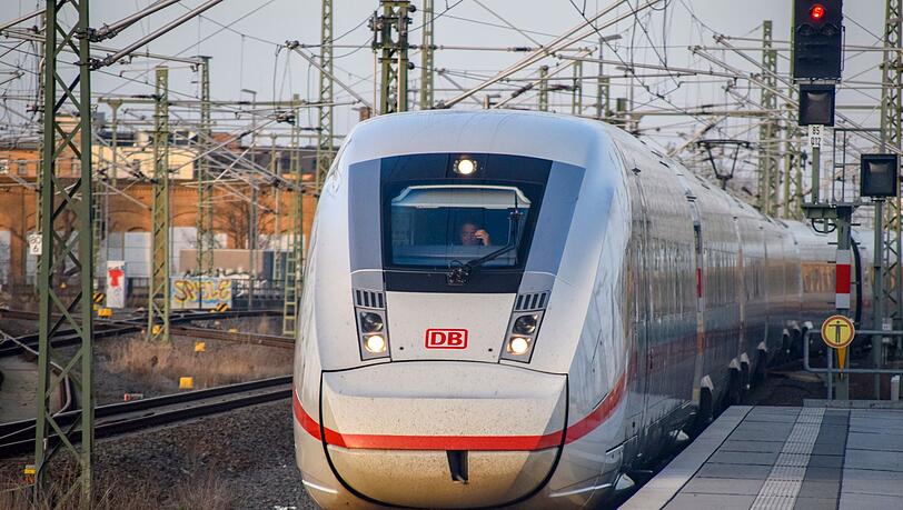 Dank Eigeninitiative des Zugchefs konnte der ICE 2075 seine Fahrt dann doch mit wichtigen Verbrauchsmaterialien fortsetzen. Dank Eigeninitiative des Zugchefs konnte der ICE 2075 seine Fahrt dann doch mit wichtigen Verbrauchsmaterialien fortsetzen.