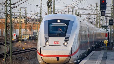 Dank Eigeninitiative des Zugchefs konnte der ICE 2075 seine Fahrt dann doch mit wichtigen Verbrauchsmaterialien fortsetzen.