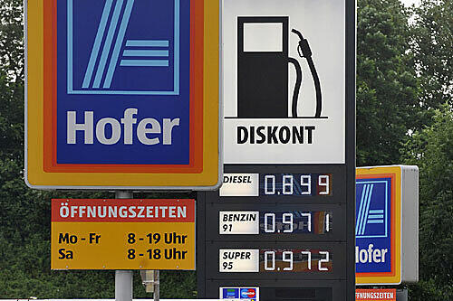 An einem österreichischem Discount-Markt gibt es Benzin zu Billig-Preisen (Archivbild)