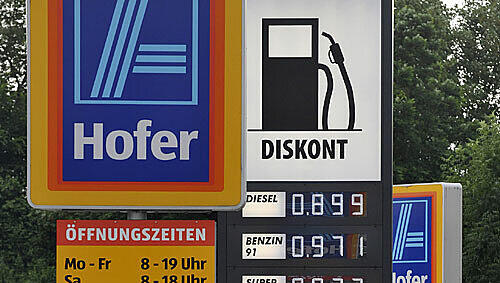 An einem österreichischem Discount-Markt gibt es Benzin zu Billig-Preisen (Archivbild) An einem österreichischem Discount-Markt gibt es Benzin zu Billig-Preisen (Archivbild)