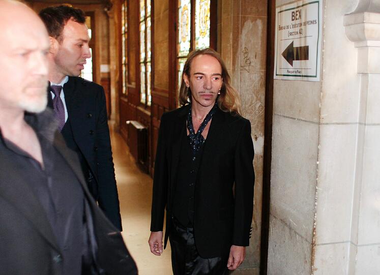 Zusätzlich wurde der Brite von einem Pariser Gericht wegen antisemitischer Beleidigungen zu einer Geldstrafe von 6000 Euro verurteilt.