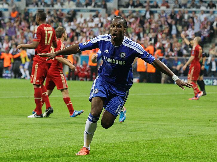 Weil Lampard und Cole für Chelsea getroffen haben, hat Didier Drogba jetzt den Matchball. Er macht es.