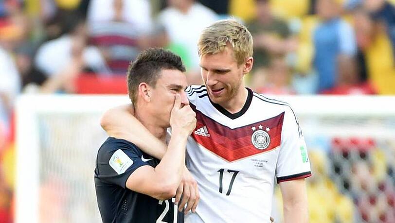 Die anderen immer im Blick: Per Mertesacker tröstet nach dem WM-Viertelfinale seinen FC-Arsenal-Kollegen Laurent Koscielny Die anderen immer im Blick: Per Mertesacker tröstet nach dem WM-Viertelfinale seinen FC-Arsenal-Kollegen Laurent Koscielny