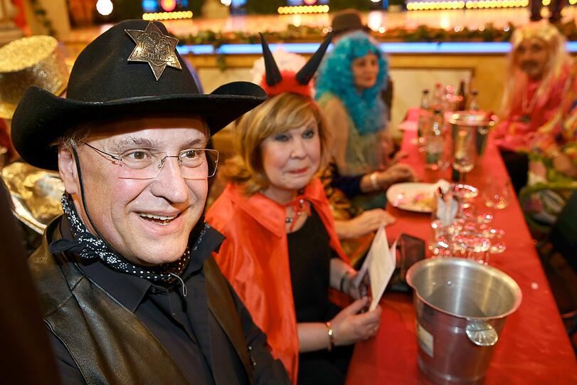 Bayerns Innenminster Joachim Herrmann hat sich als "Sheriff" ein kleines "Teufelchen" gefangen - seine Frau Gerswid.