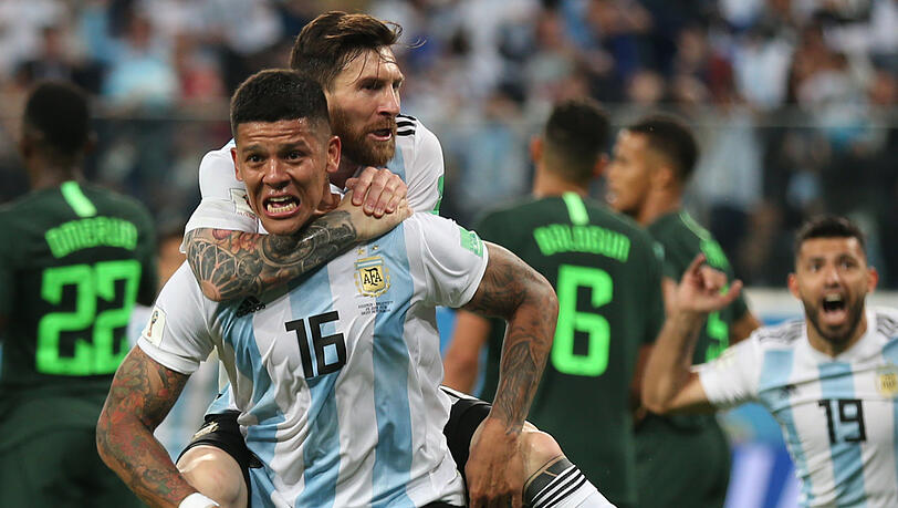 Torschütze Marcos Rojo aus Argentinien jubelt mit Lionel Messi (oben) aus Argentinien über seinen Treffer zum 1:2 gegen Nigeria. Torschütze Marcos Rojo aus Argentinien jubelt mit Lionel Messi (oben) aus Argentinien über seinen Treffer zum 1:2 gegen Nigeria.