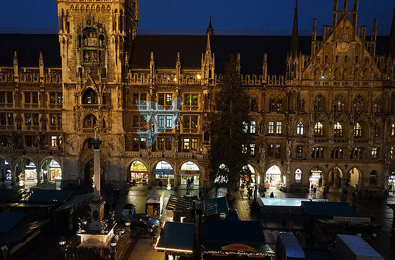Die Friedentaube, die auf die Rathaus-Fassade projiziert wird, leuchtet die ganze Nacht über.