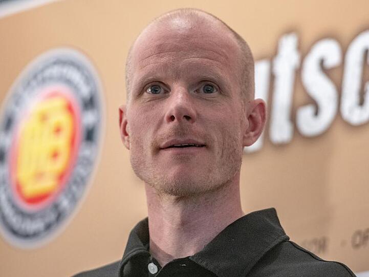 Eishockey-Bundestrainer Toni Söderholm bei einer Pressekonferenz des Deutschen Eishockey-Bundes (DEB).