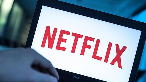 Das Logo des Video-Streamingdienstes Netflix erscheint auf dem Display eines Laptops. Foto: Alexander Heinl/Archivbild
