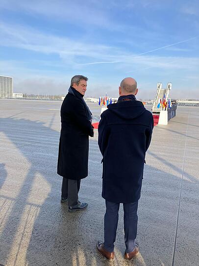 Markus Söder (l.) am Donnerstagvormittag am Münchner Flughafen.