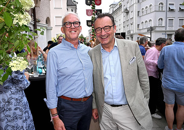 Die Münchner Juweliere Franz C. Bauer (l., Juwelier Bauer) und Stephan Lindner (Juwelier Fridrich) verstehen sich beim Rota-Opening bestens. Die Münchner Juweliere Franz C. Bauer (l., Juwelier Bauer) und Stephan Lindner (Juwelier Fridrich) verstehen sich beim Rota-Opening bestens.