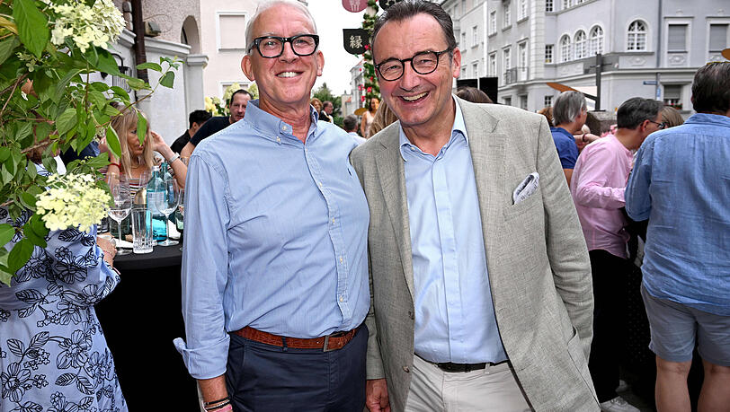 Die Münchner Juweliere Franz C. Bauer (l., Juwelier Bauer) und Stephan Lindner (Juwelier Fridrich) verstehen sich beim Rota-Opening bestens. Die Münchner Juweliere Franz C. Bauer (l., Juwelier Bauer) und Stephan Lindner (Juwelier Fridrich) verstehen sich beim Rota-Opening bestens.