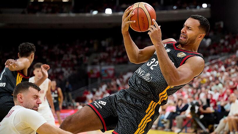 Die deutschen Basketballer um Johannes Thiemann hatten im Spiel gegen Polen große Probleme. Die deutschen Basketballer um Johannes Thiemann hatten im Spiel gegen Polen große Probleme.