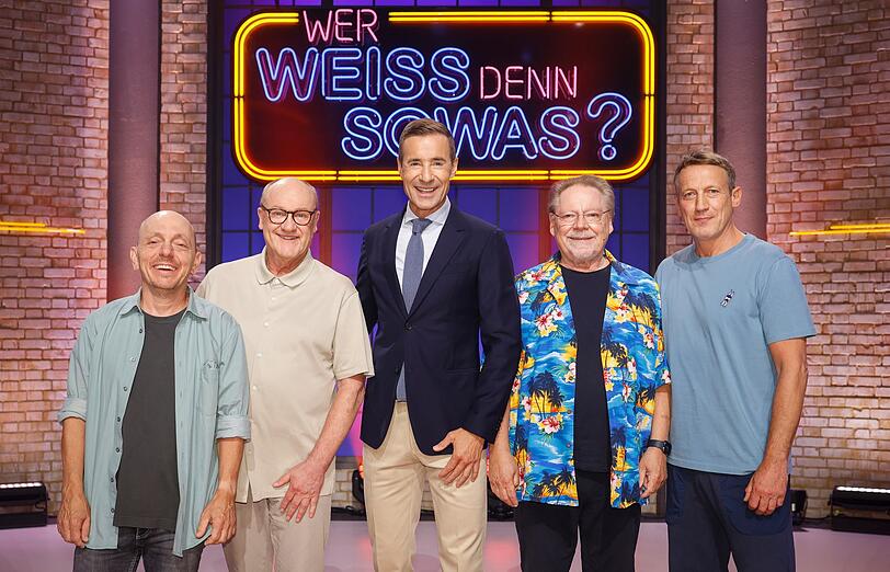Moderator Kai Pflaume (Mitte) und seine Rateteam-Kapit&auml;ne Bernhard Ho&euml;cker (links) und Wotan Wilke M&ouml;hring (rechts) begr&uuml;&szlig;en in der neuen Staffel unter anderem Bodo Bach (zweiter von links) und J&uuml;rgen von der Lippe als G&auml;ste. Die Sendung wird am Mittwoch, 11. November, ausgestrahlt.
