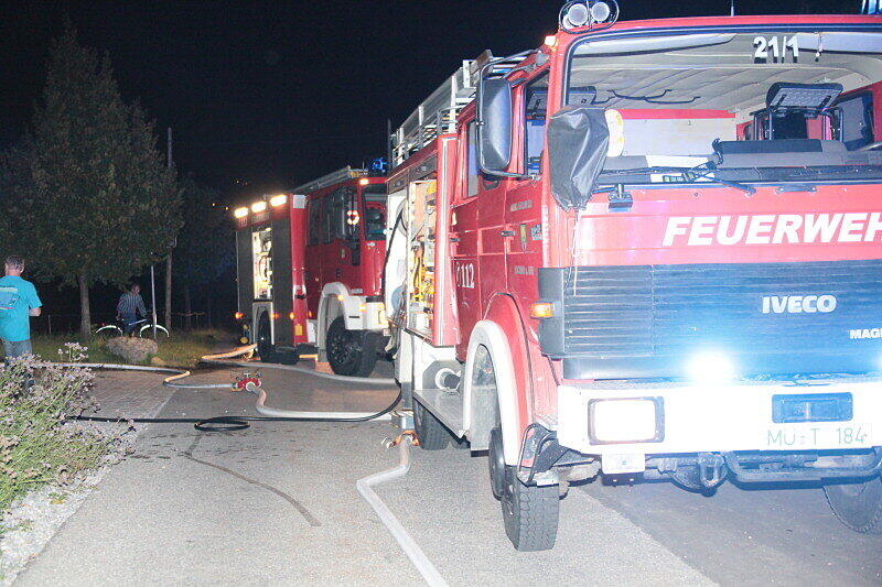 Völlig ausgebrannt: In Tötenberg bei Aschau stand ein Klein-Lkw in Flammen. Als die Feuerwehren beim Fahrzeug eintrafen, stand es bereits voll in Brand. Die Ursache des Feuers war zum Montagmorgen noch unbekannt.