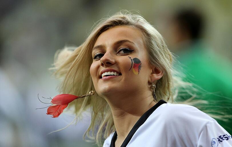 Partystimmung die ganze Nacht: Deutschland feiert den Einzug ins EM-Halbfinale! Hier gibts die schönsten Fanbilder zum Durchklicken und Mitfeiern!