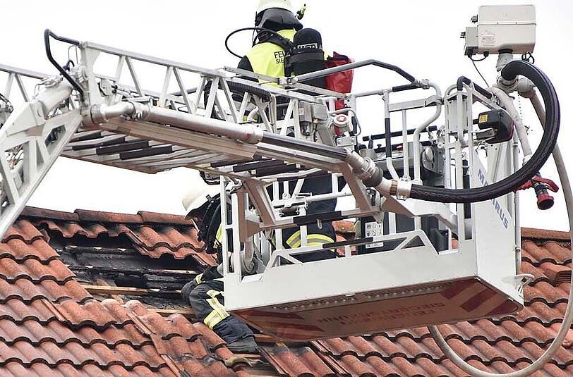 Die Feuerwehr konnte einen Großbrand des Dachstuhls im letzten Moment verhindern.