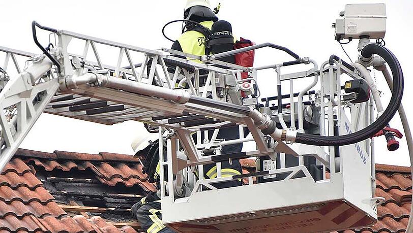Die Feuerwehr konnte einen Großbrand des Dachstuhls im letzten Moment verhindern. Die Feuerwehr konnte einen Großbrand des Dachstuhls im letzten Moment verhindern.