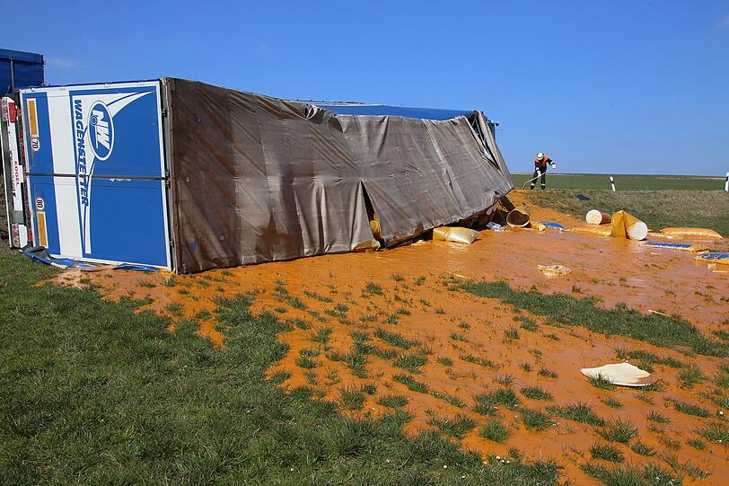 Kontrastreich: Die orangene Aprikosenpampe ergoss sich über die grüne Wiese. Die Bilder vom Bergungseinsatz.