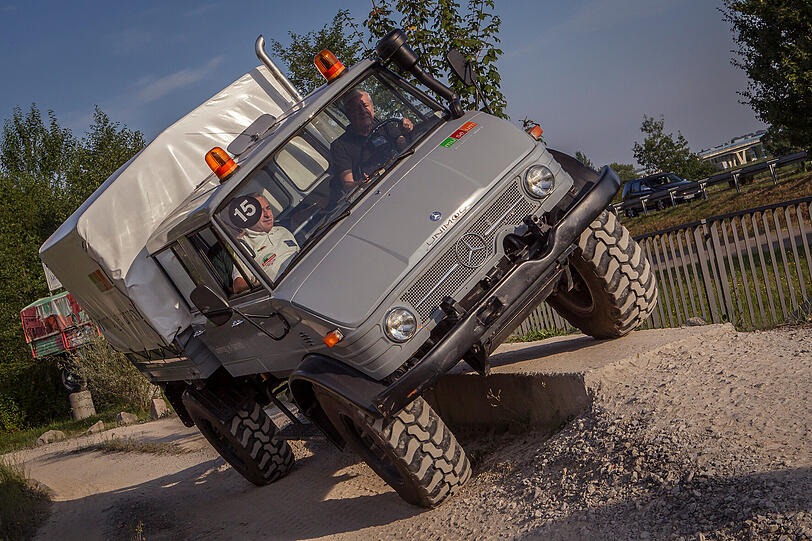 Umkippen? Von wegen: Es ist faszinierend, wie der Unimog Schräglagen meistert.