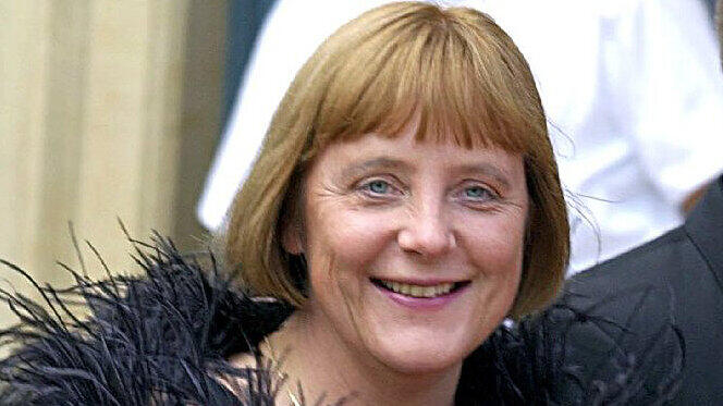 2001: Noch fällt es vielen Ministerpräsidenten und alteingesessenen Christdemokraten schwer, die Frau an der Parteispitze zu akzeptieren.