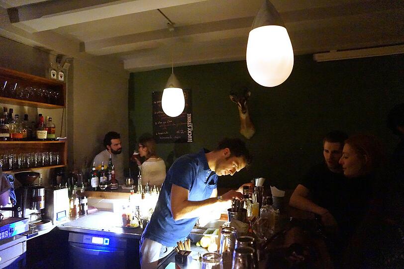 Barkeeper Max hinter der Theke im Freebird in der Nordendstraße &ndash; über ihm das Maskottchen des Ladens: ein afrikanischer Springbock.