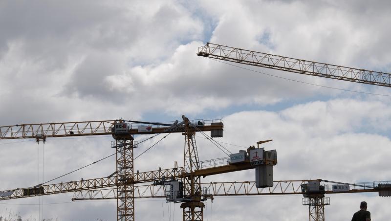 Baukräne stehen auf einer Baustelle. "Die Zeichen stehen eindeutig auf Erholung", teilte das DIW mit. Baukräne stehen auf einer Baustelle. "Die Zeichen stehen eindeutig auf Erholung", teilte das DIW mit.