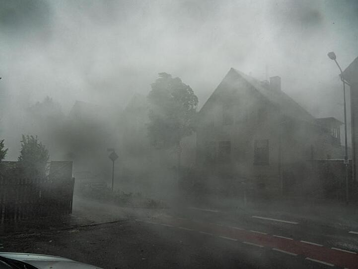 Nichts mehr zu sehen: Ein starkes Gewitter mit Sturmböen zieht durch die Straßen der südhessischen Stadt Langen.