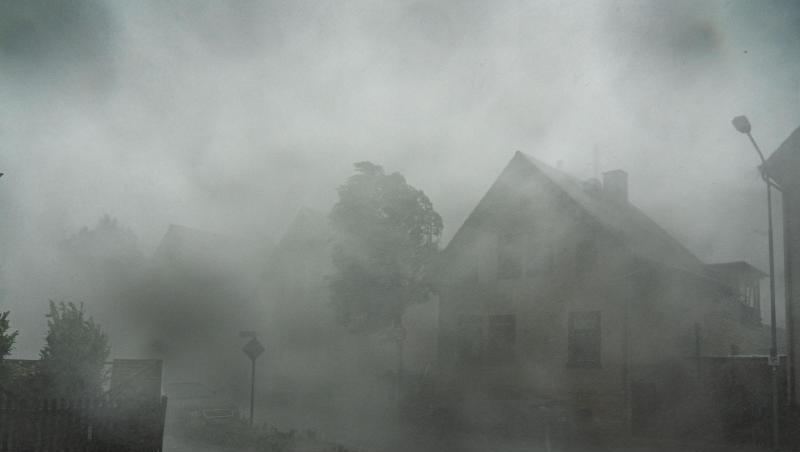 Nichts mehr zu sehen: Ein starkes Gewitter mit Sturmböen zieht durch die Straßen der südhessischen Stadt Langen. Nichts mehr zu sehen: Ein starkes Gewitter mit Sturmböen zieht durch die Straßen der südhessischen Stadt Langen.
