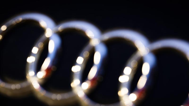 Das Logo vom Automobilhersteller Audi ist an einem Fahrzeug zu sehen.