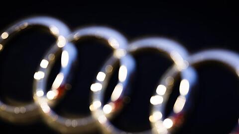 Das Logo vom Automobilhersteller Audi ist an einem Fahrzeug zu sehen.