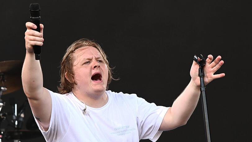 Lewis Capaldi bei seiner Glastonbury-Performance im Juni 2023. Lewis Capaldi bei seiner Glastonbury-Performance im Juni 2023.