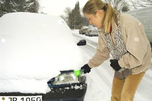 Der Schnee muss weg: Wer sein Auto nur nachlässig freikratzt, lebt gefährlich.